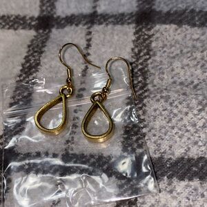 Woman’s gold dangle teardrop earrings new